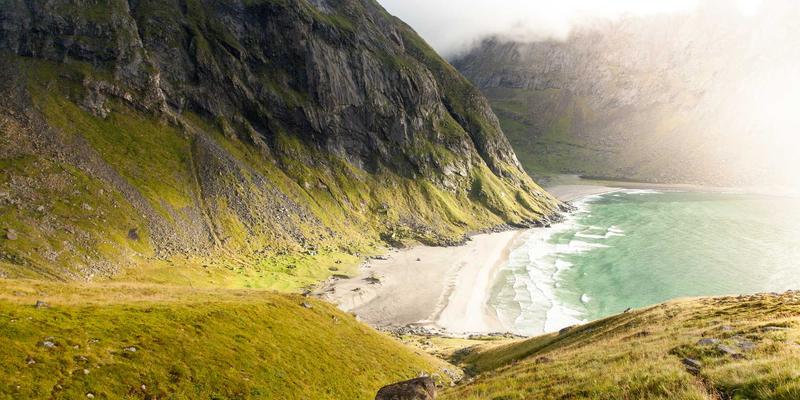 《幻兽帕鲁》现象级爆火背后:缝合、生存与社交,独立游戏如何引爆全球玩家社区 | 9J玩深度解析